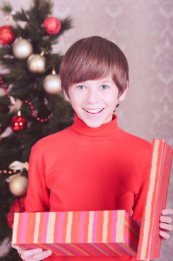 mutlu çocuk çocuk Noel hediye açılış