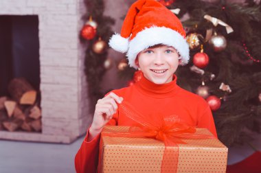 sevimli çocuk odasında Noel hediyesi holding