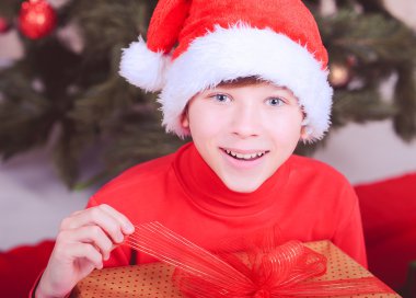odadaki chrismas hediye ile mutlu bir çocuk