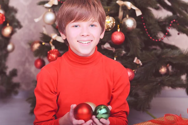 mutlu çocuk Noel topları tutan