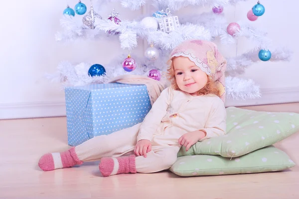 Noel ağacının altında yatan kız şirin bebek