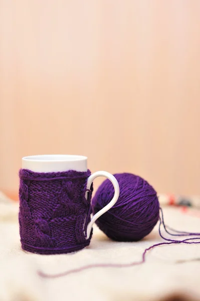 Coupe avec vinaigrette tricotée violette et boule tricotée — Photo