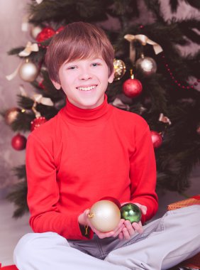 Noel topları tutan çocuk
