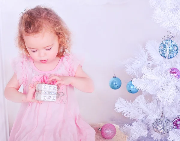 Dívka drží vánoční dárek — Stock fotografie