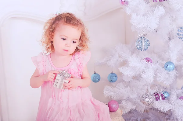 Menina segurando presente de Natal — Fotografia de Stock