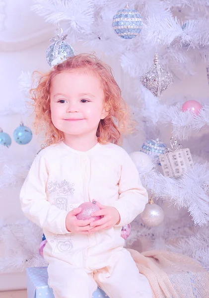 Chica sosteniendo la bola de Navidad — Foto de Stock