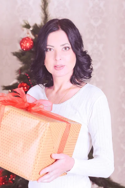 Mujer sosteniendo regalo de Navidad —  Fotos de Stock
