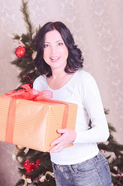 Woman holding christmas gift — Stock Photo, Image