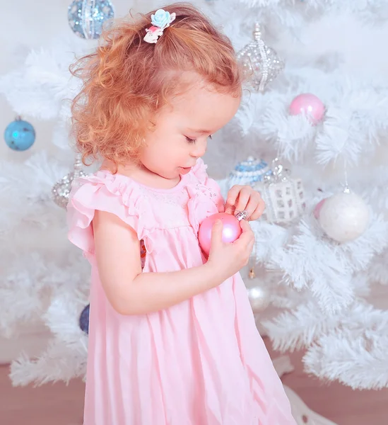 Menina segurando bola de Natal — Fotografia de Stock