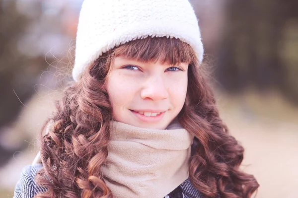 Girl outdoors — Stock Photo, Image