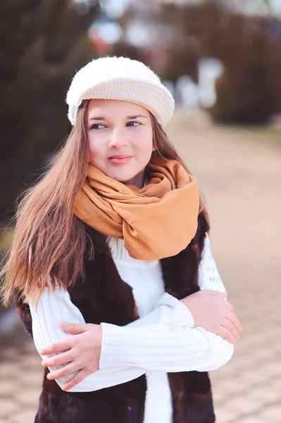 Adolescente chica usando ropa de invierno — Foto de Stock