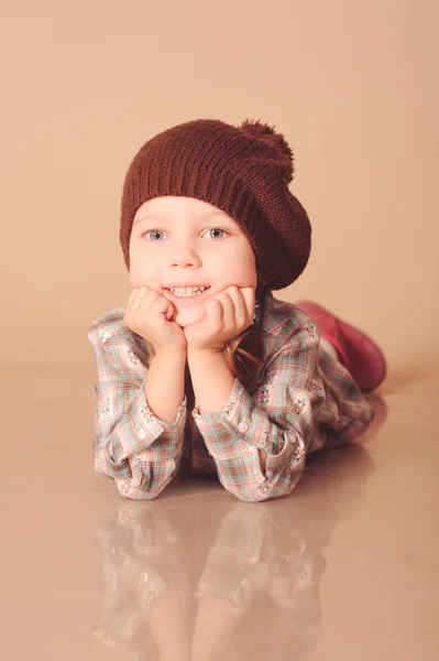 Menina bonito usando chapéu de inverno — Fotografia de Stock