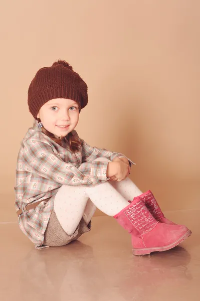 Menina bonito usando chapéu de inverno e botas ugg — Fotografia de Stock