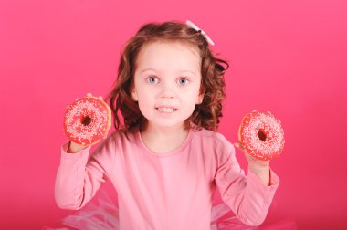 Kız holding börekler