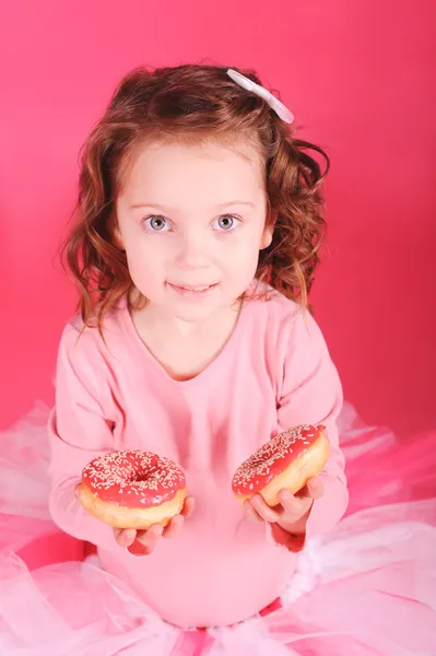 Девушка с пончиками — стоковое фото