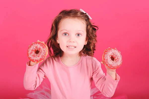 Menina segurando donuts — Fotografia de Stock