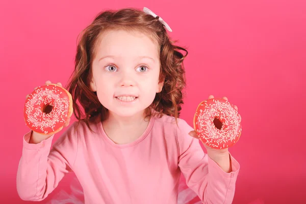Chica sosteniendo donuts —  Fotos de Stock