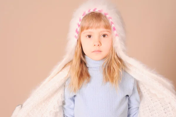 Carino bambina che indossa vestiti invernali — Foto Stock