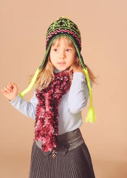 Χαριτωμένο μικρό κορίτσι φορώντας ρούχα χειμώνα — Φωτογραφία Αρχείου