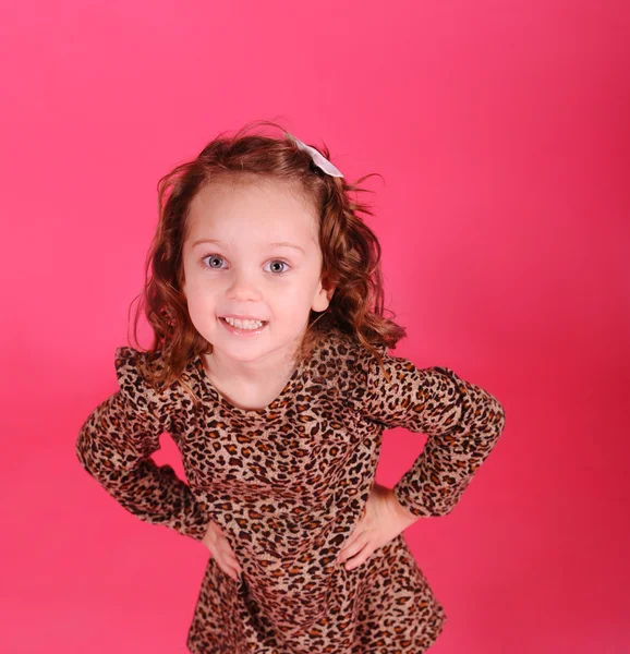 Nettes kleines Mädchen posiert im Studio — Stockfoto