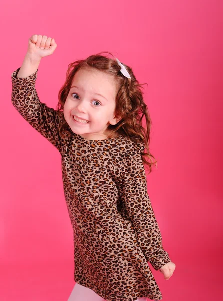 Engraçado bebê menina jogando no estúdio — Fotografia de Stock