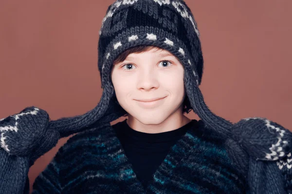 Menino de chapéu de inverno — Fotografia de Stock