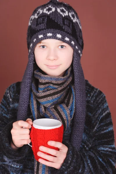 Мальчик держит чашку — стоковое фото