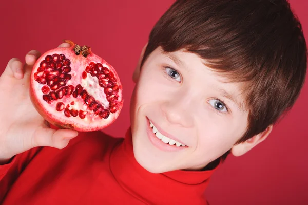 Gutt som holder granatepler – stockfoto