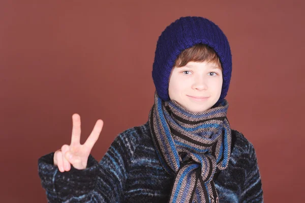 Ragazzo che mostra il segno della vittoria — Foto Stock