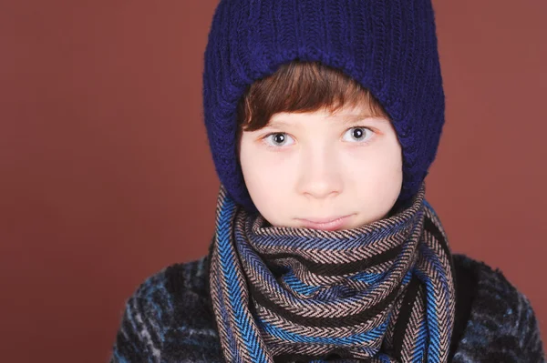Jongen dragen van gebreide muts en sjaal — Stockfoto