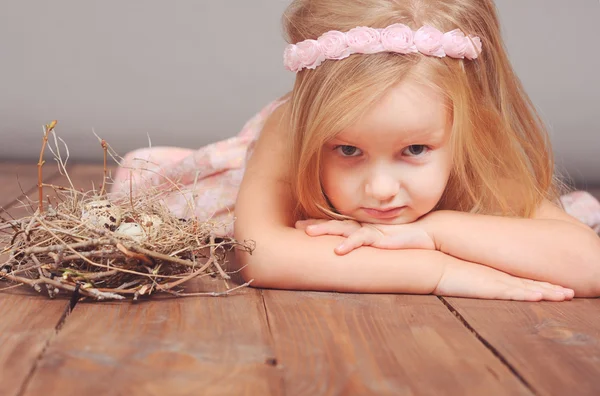 Girl lying on floor — Stock Photo, Image