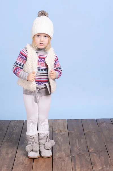 Menina vestindo roupas de malha — Fotografia de Stock