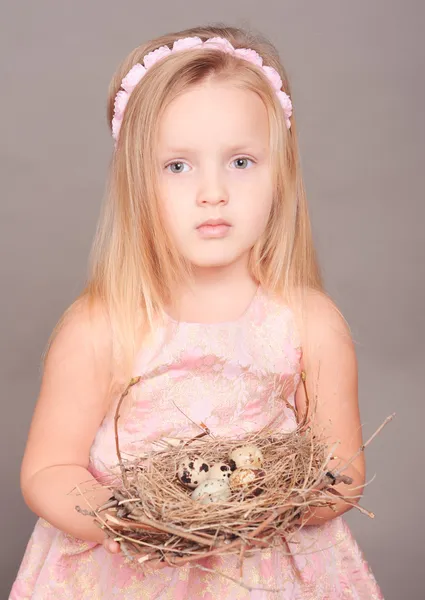 卵と巣を保持している女の子 — ストック写真