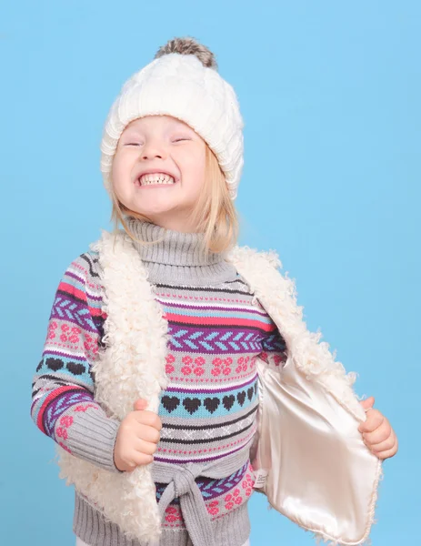 Ragazza che indossa vestiti invernali — Foto Stock