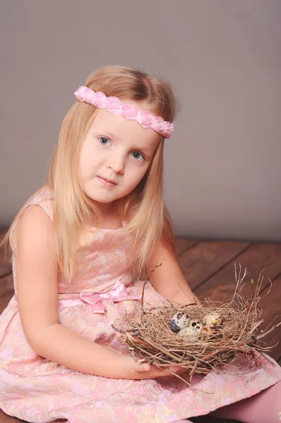 Girl holding bird nest — Stockfoto