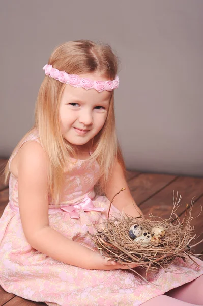 Girl holding bird nest — Stock Photo, Image
