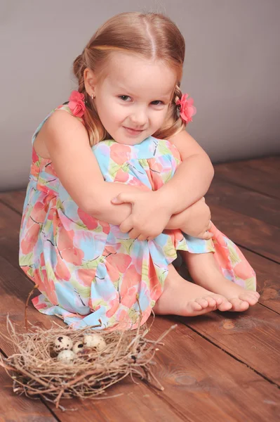 Baby girl with bird nest — Stock Photo, Image