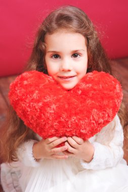 Valentine'nın kalp tutan şirin kız