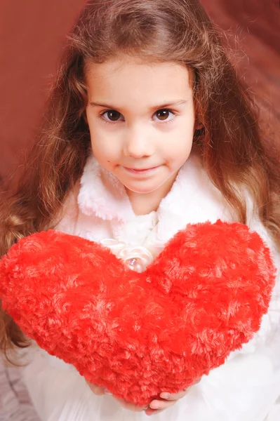Милая девушка держит сердце Валентина — стоковое фото