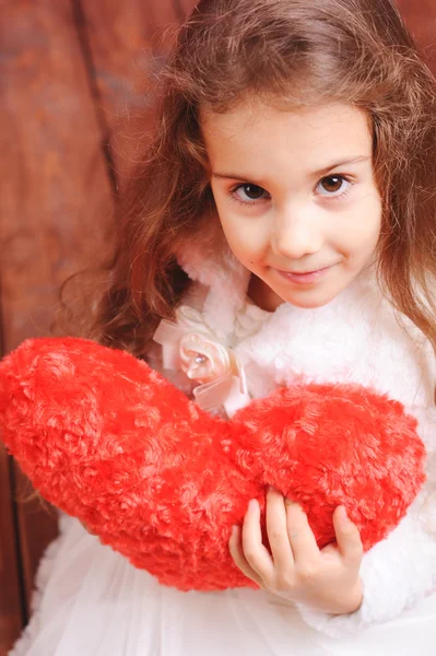 Menina bonito segurando o coração de Valentim — Fotografia de Stock