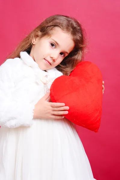 Menina segurando coração de Valentim vermelho — Fotografia de Stock