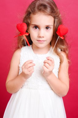 sevimli kız Valentine kalpler holding