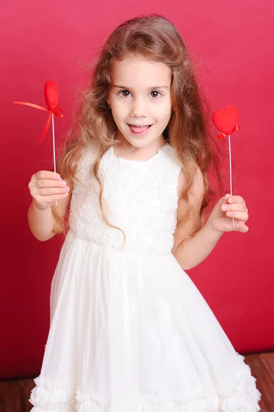 Menina segurando corações de Valentim — Fotografia de Stock