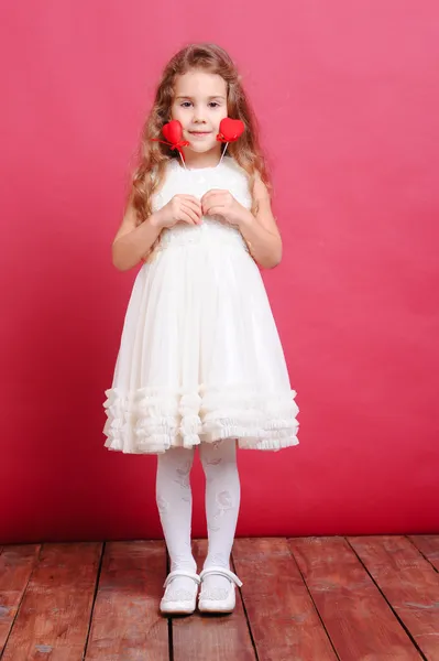 Menina bonito segurando corações dos namorados — Fotografia de Stock