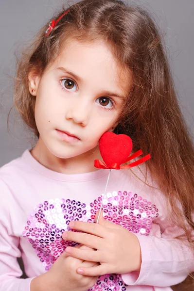 Милая маленькая девочка держит сердце Валентина — стоковое фото