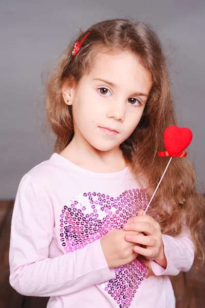 Menina bonito segurando o coração de Valentim — Fotografia de Stock