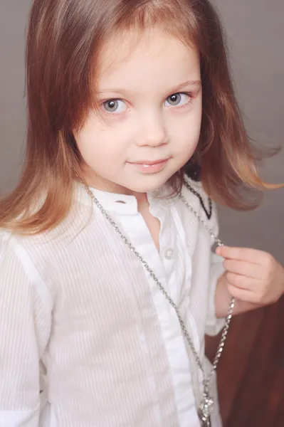 Menina olhando para longe — Fotografia de Stock