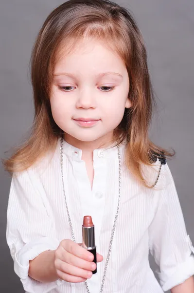 Menina segurando batom — Fotografia de Stock