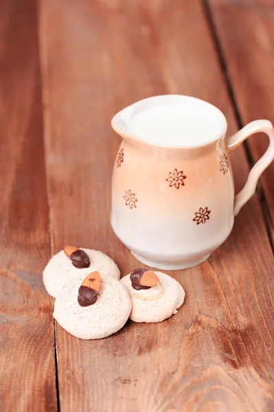 Mandlové sušenky s mlékem — Stock fotografie