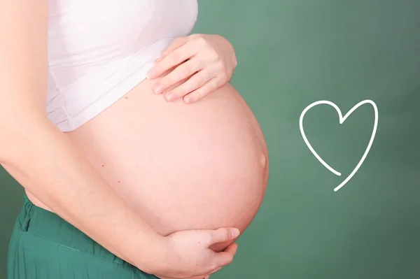 Kalbi olan hamile kadın — Stok fotoğraf